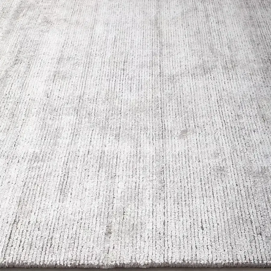 Distinguished Amini Perla rug hand-knotted in light gray with a blend of bamboo silk and wool, finished with hand washing and clipping
