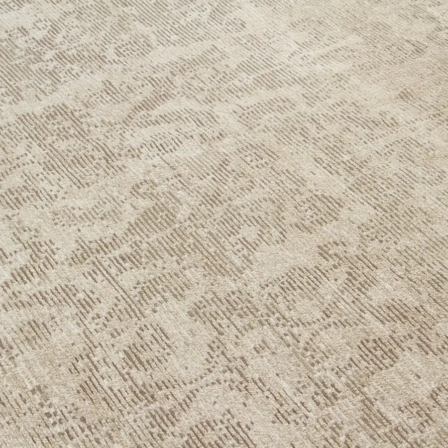 Exceptional Amini Mystique rug hand-knotted in Nepal with a vintage-inspired pattern in silk and Tibetan wool finish