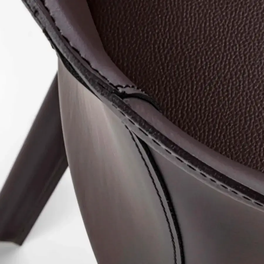 Exceptional Enrico Pellizzoni Eva armchair with curved form and dark brown leather upholstery exhibiting tonal variations and contrast stitching
