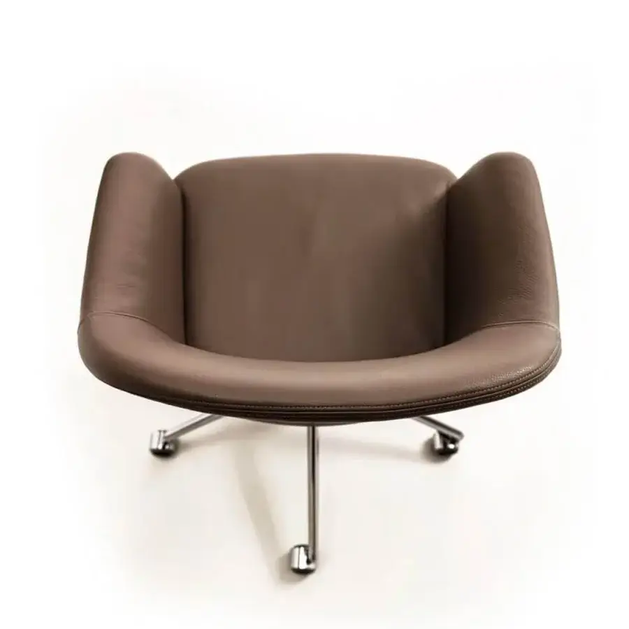 Superior Enrico Pellizzoni Eva armchair with castors in warm, medium-brown top-grain leather and polished metal base