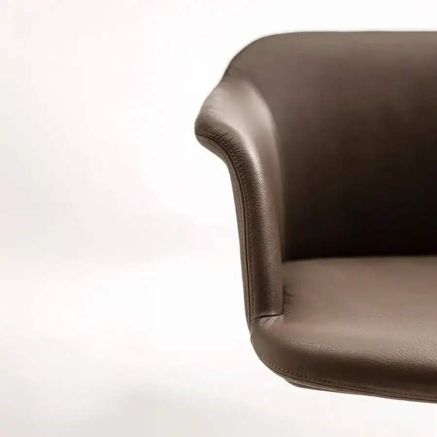 Elegant Enrico Pellizzoni Eva swivel armchair with castors in medium-brown top-grain leather and satin finish