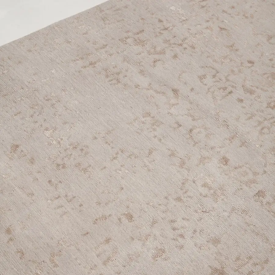 Superior Amini Artemisia rug with subtly distressed floral pattern hand-knotted in wool and viscose with a hand-washed finish