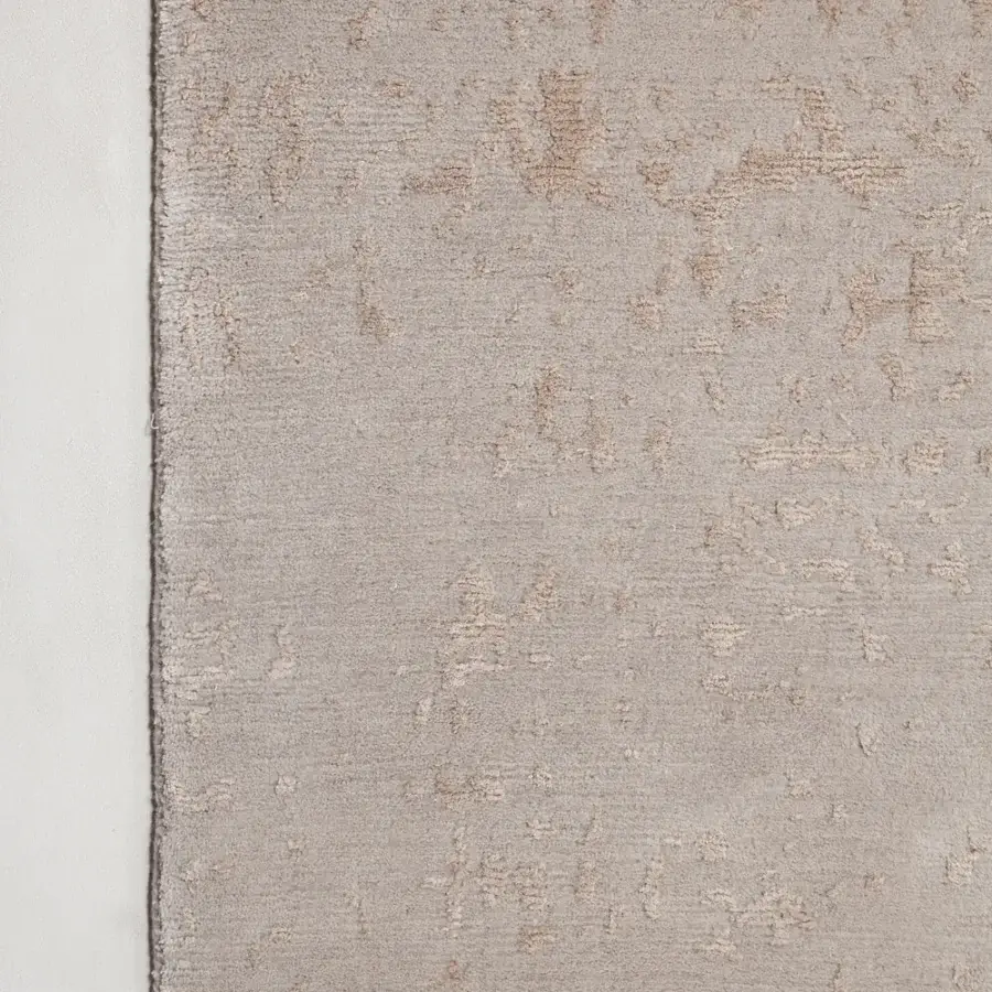 Distinguished Amini Artemisia rug with abstract design hand-knotted in India with wool and viscose, exhibiting a subtle gold shimmer and carved finish