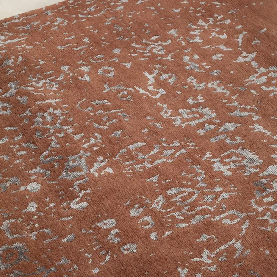 Superior Amini Artemisia rug hand-knotted in India with terracotta wool and viscose, exhibiting a hand-washed carved finish