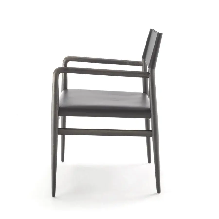 Distinguished Enrico Pellizzoni Ledermann lounge chair crafted with dark gray-brown leather and satin-finish wood frame