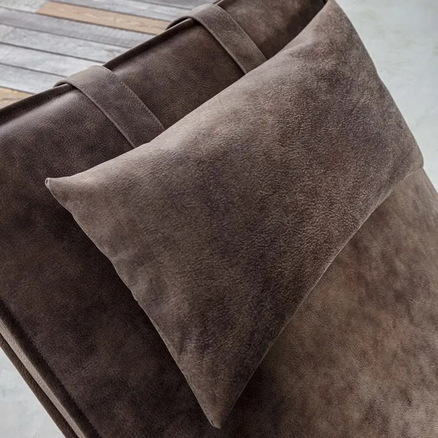 Superior Enrico Pellizzoni Daybed Chaise Lounge with textured muted brown leather upholstery and gently angled backrest