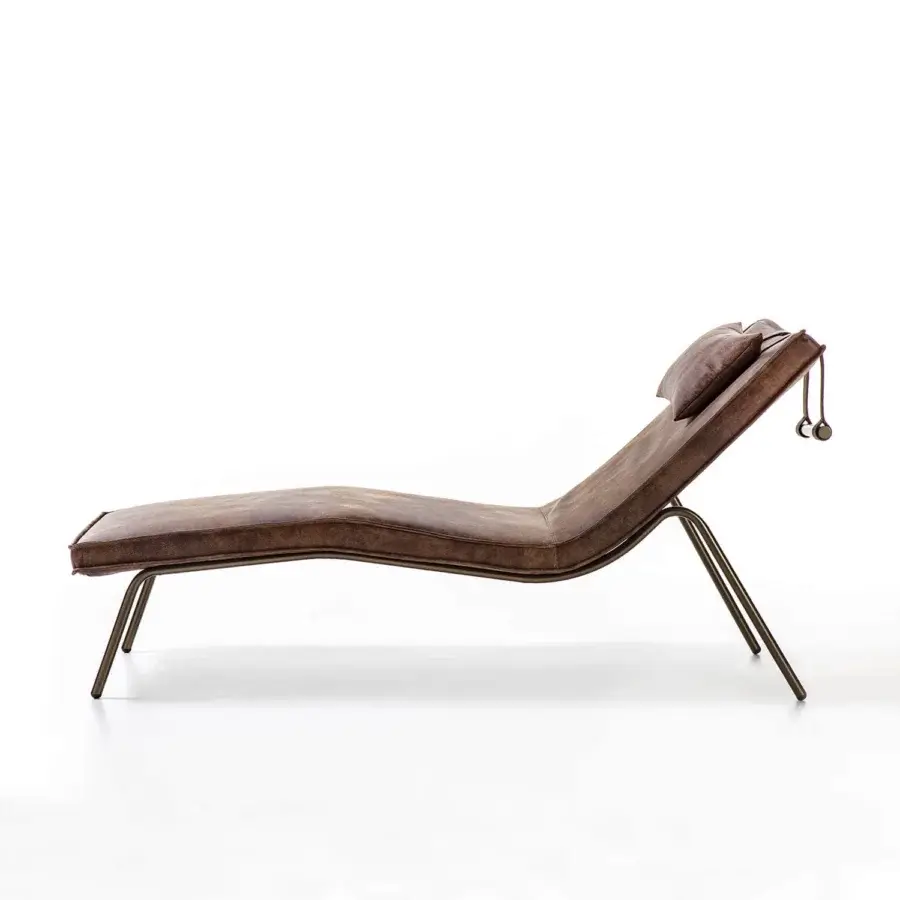 Distinguished Enrico Pellizzoni Daybed Chaise Lounge with curved leather form and dark matte metal frame