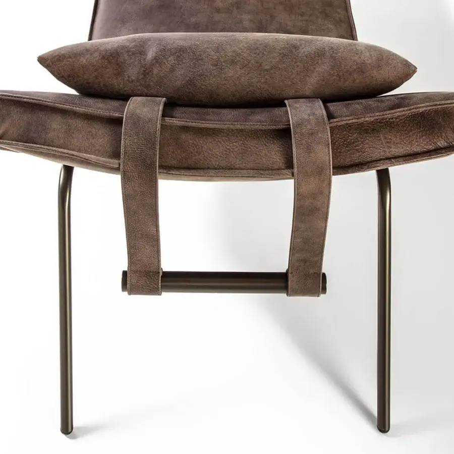 Refined Enrico Pellizzoni Daybed Chaise Lounge built with slender metal and textured brownish-grey leather upholstery for comfortable support