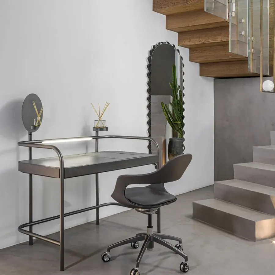 Superior Enrico Pellizzoni Glimt mirror crafted with a round, wavy frame in dark gray leather and bright brass studs