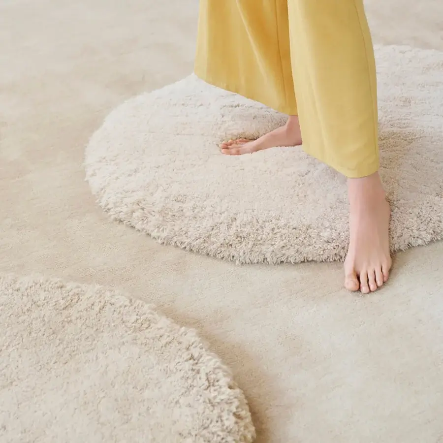 Lavish Amini Ciclopi-Atollo rug hand-knotted in pure organic wool with a light beige hue and clipped finish