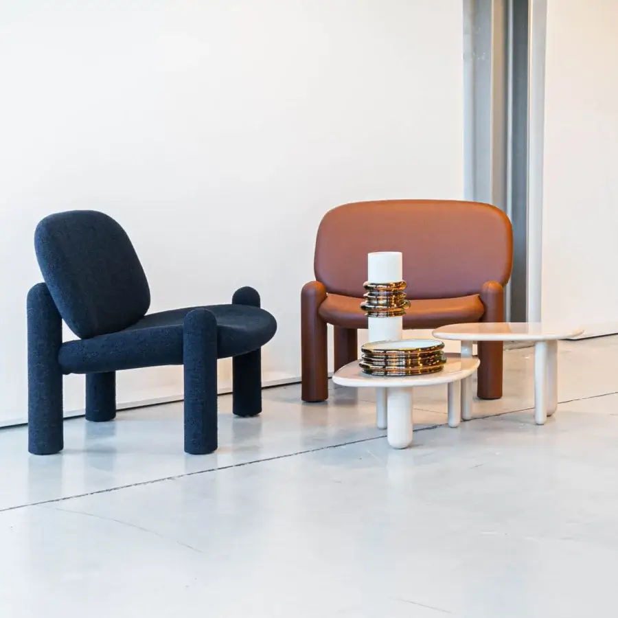 Elegant Driade Tottori coffee table with glossy white tabletop and marble-like underside built with brushed lacquer solid wood legs