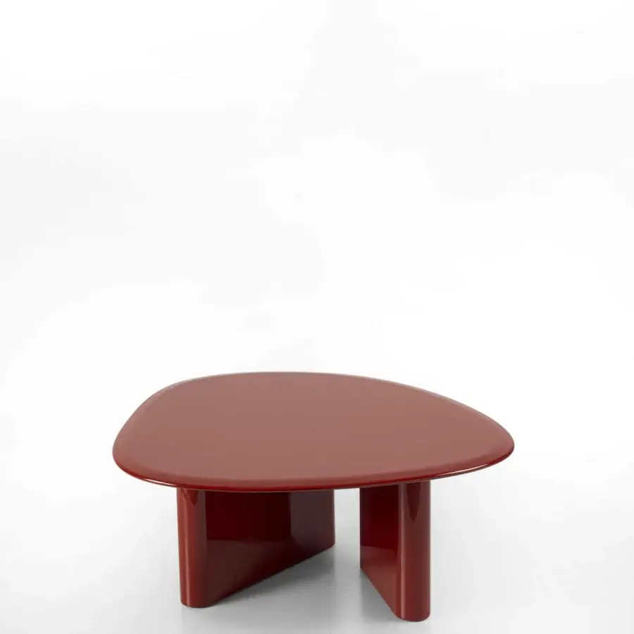 Exceptional Porada Callisto Brillo coffee table crafted in Italy with reddish-brown “Brillo” lacquer and rounded triangular form