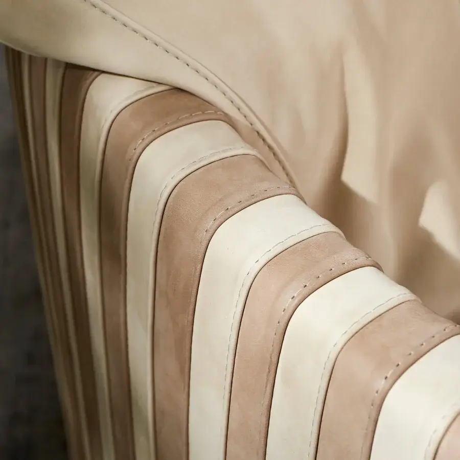 Exceptional Mascheroni Oyster daybed crafted in neutral beige leather with subtle pinstripe and ribbed detailing