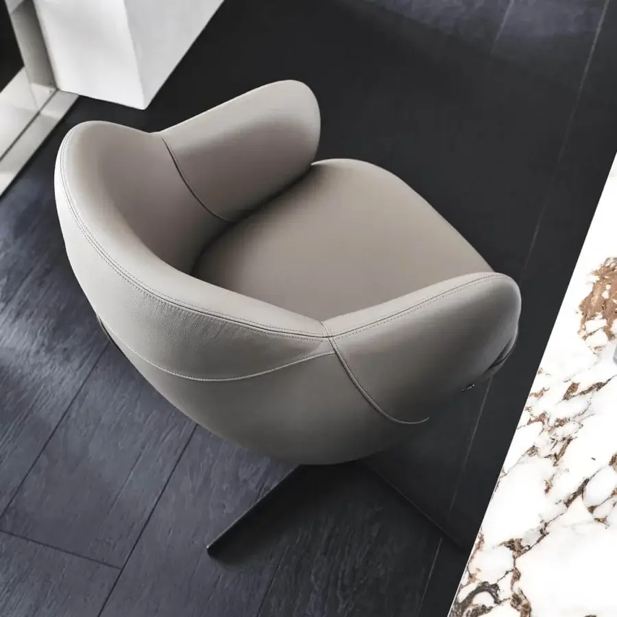 Superior Cattelan Italia Bombè X armchair with neutral gray leather upholstery and black embossed lacquered steel base
