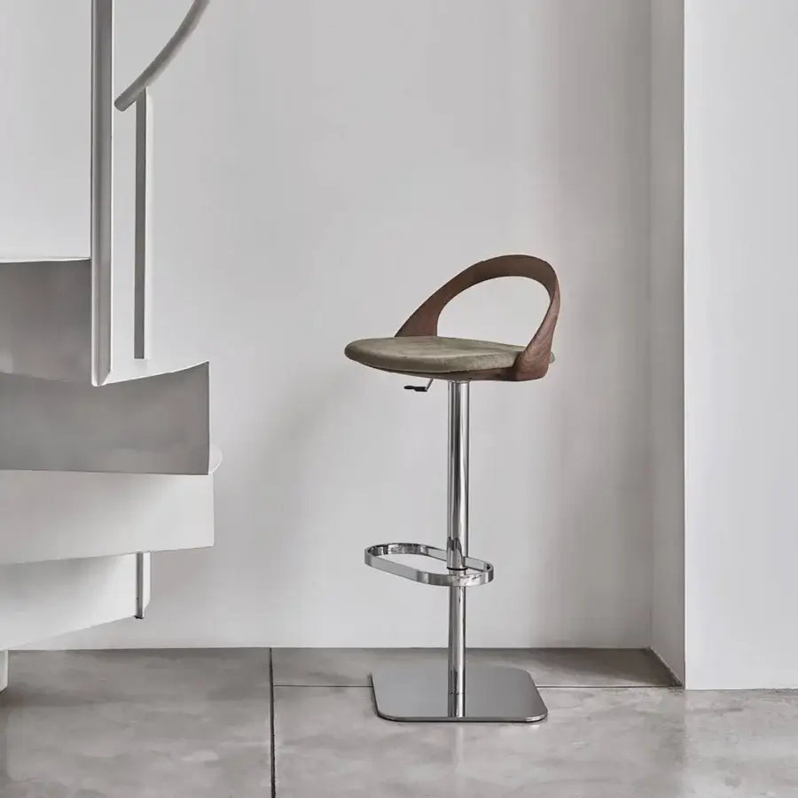 Superior Porada Ester stool upholstered in olive-green textile with a curved wood backrest and polished metal base