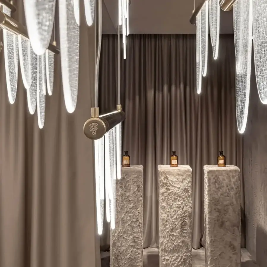 Exceptional Visionnaire Parade suspension lamp with a steel support and five handcrafted kiln-cast glass diffusers emitting diffused white light