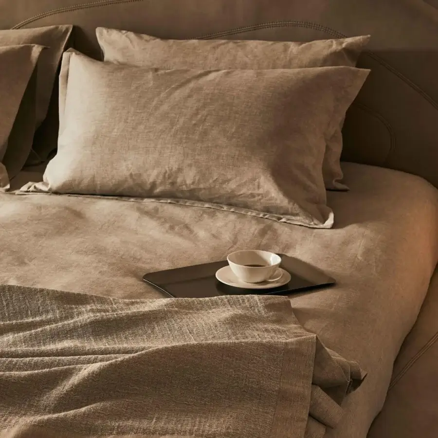 Distinguished Visionnaire Neolito Bold bed crafted in warm brown leather with exquisite quilting and acrylic padding