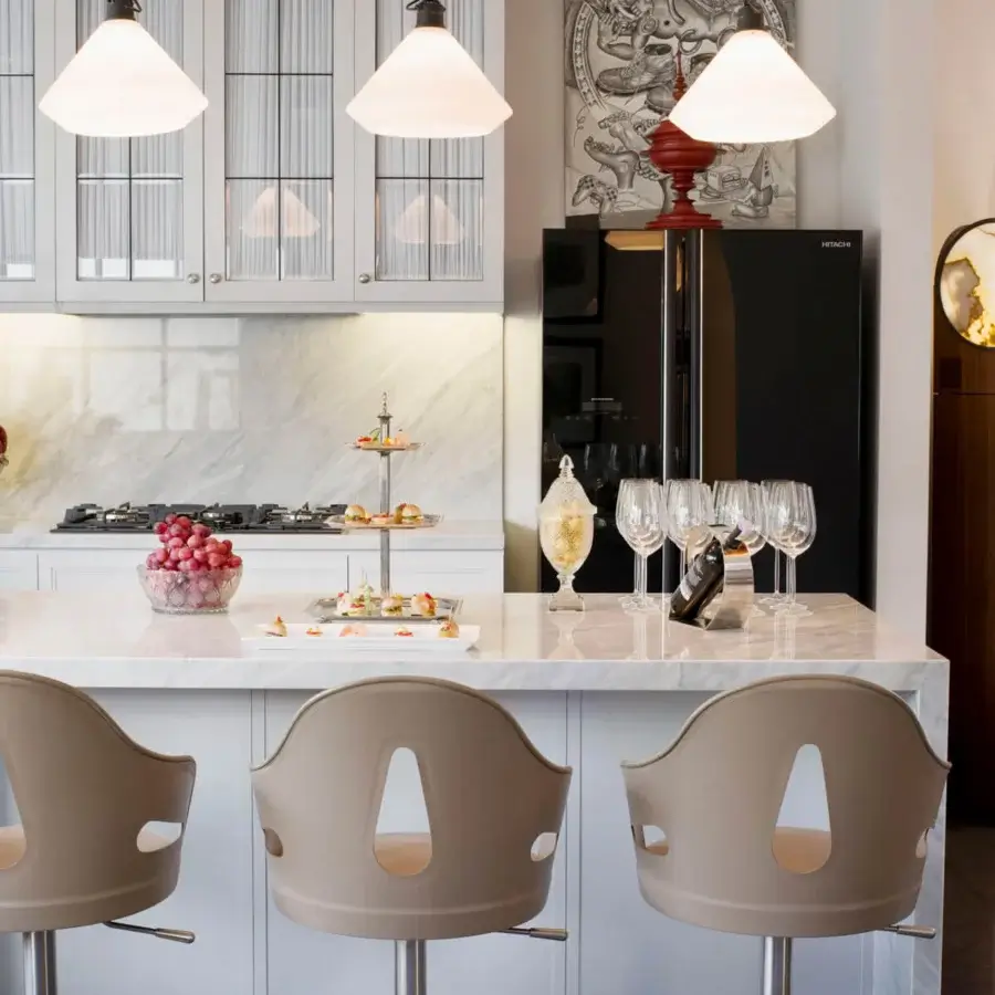 Exceptional Giorgetti Dora stool in pale beige saddle leather with a satin stainless steel swivel base