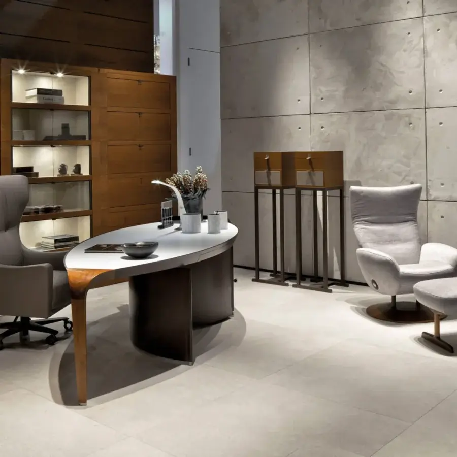 Elegant Giorgetti Magica side table with curved Canaletto walnut base and luxurious leather top