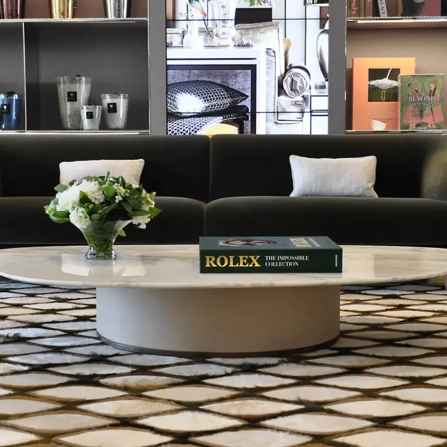 Exceptional Giorgetti Galet coffee table in light beige lacquer with premium leather and warm bronze metal base