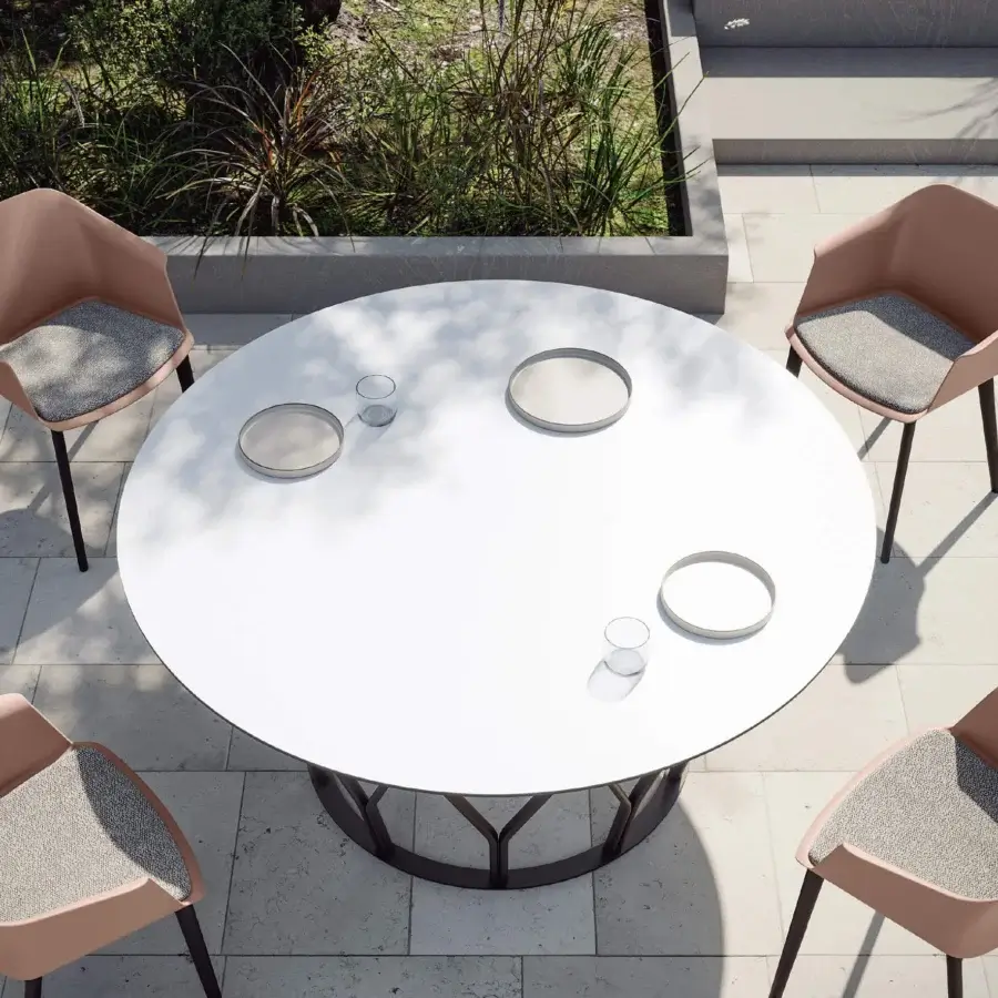 Exceptional MY YOUR Mimí round table built with white stoneware and recyclable aluminum featuring a dark matte finish
