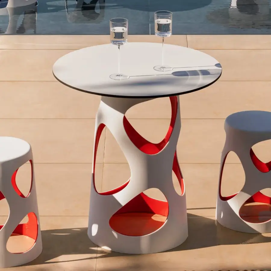 Exceptional MY YOUR Liberty bistrot table crafted in white synthetic material with glossy finish and transparent glass tabletop