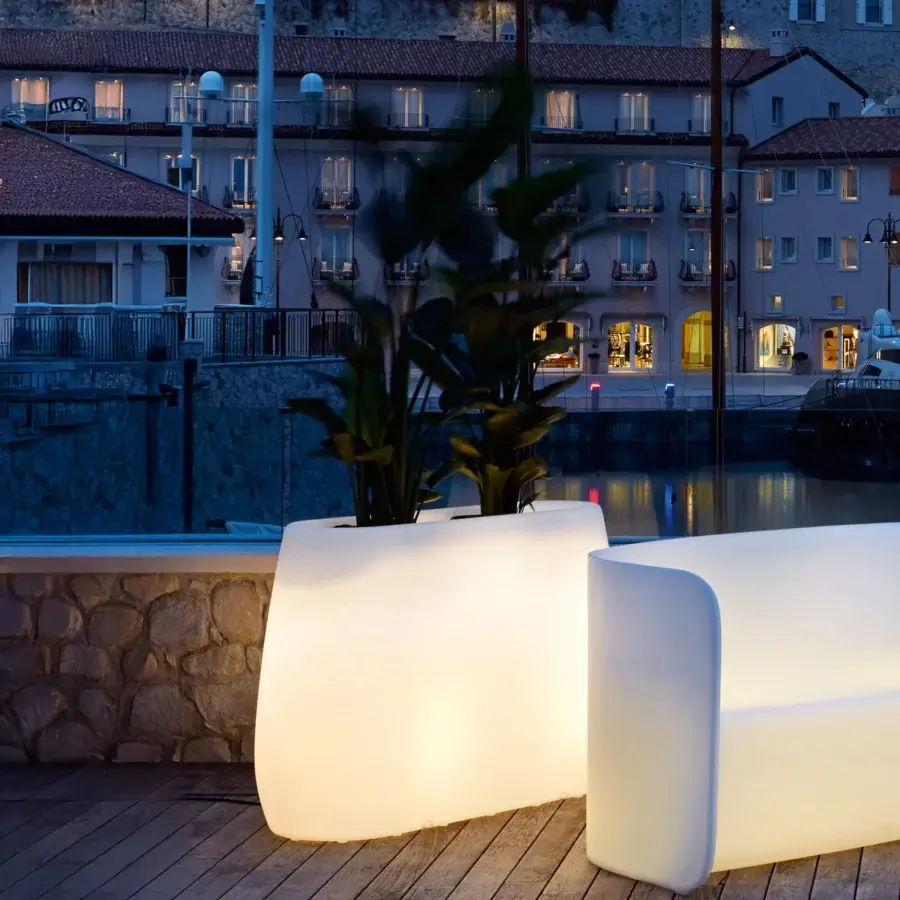 Exceptional MY YOUR Pandora planter crafted in warm white Poleasy® with a luminous finish
