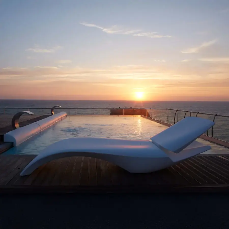 Superior MY YOUR Zoe Lounger with curved design crafted in white Poleasy® shell and fully chromed metal components with glossy finish