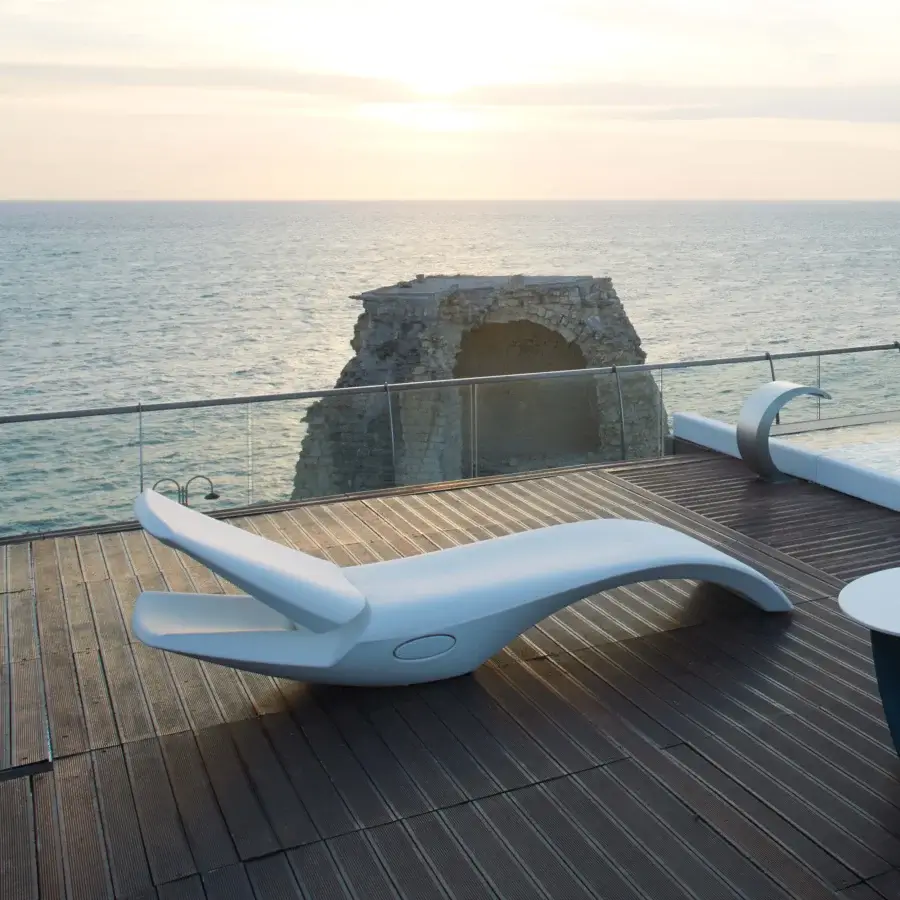 Exceptional MY YOUR Zoe Lounger, a modern lounger crafted in glossy white Poleasy® with a captivating wave-like silhouette