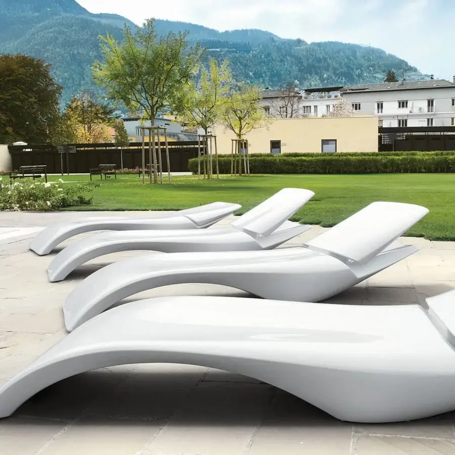 Superior MY YOUR Zoe Lounger, a white lounger crafted with durable Poleasy® shell and fully chromed metal devices, boasting a glossy finish