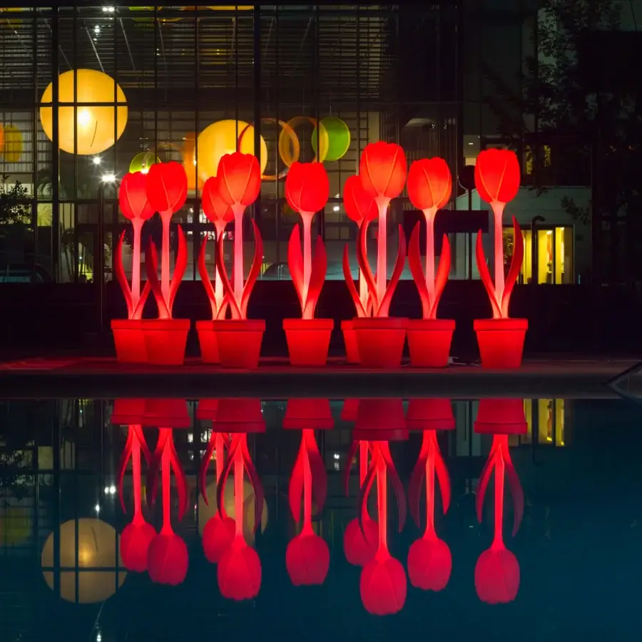 Superior More Design Tulip XL floor lamp in vibrant red Poleasy® with a glossy finish