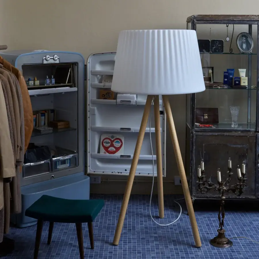 Distinguished MY YOUR Agata Wood floor lamp built with a vertically ribbed white lampshade and light-toned wooden tripod with a satin finish
