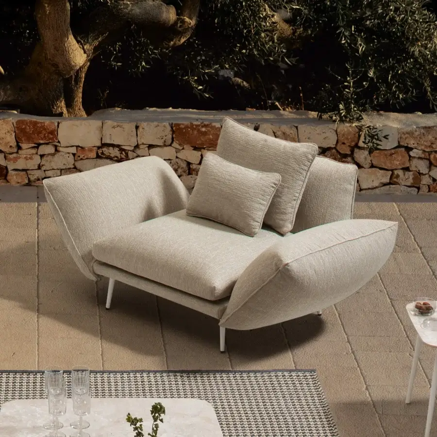 Superior MY YOUR Piuma lounge chair crafted with aluminum and neutral beige outdoor textile featuring muted teal trim
