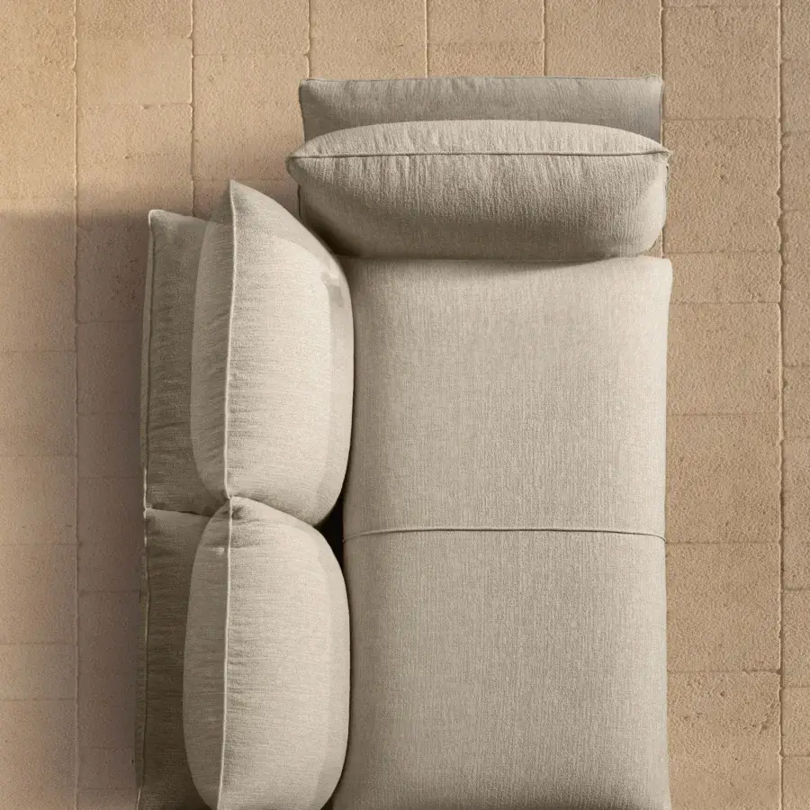Elegant MY YOUR Piuma sofa with aluminum structure, durable outdoor fabric and highlighted stitching in a neutral beige tone