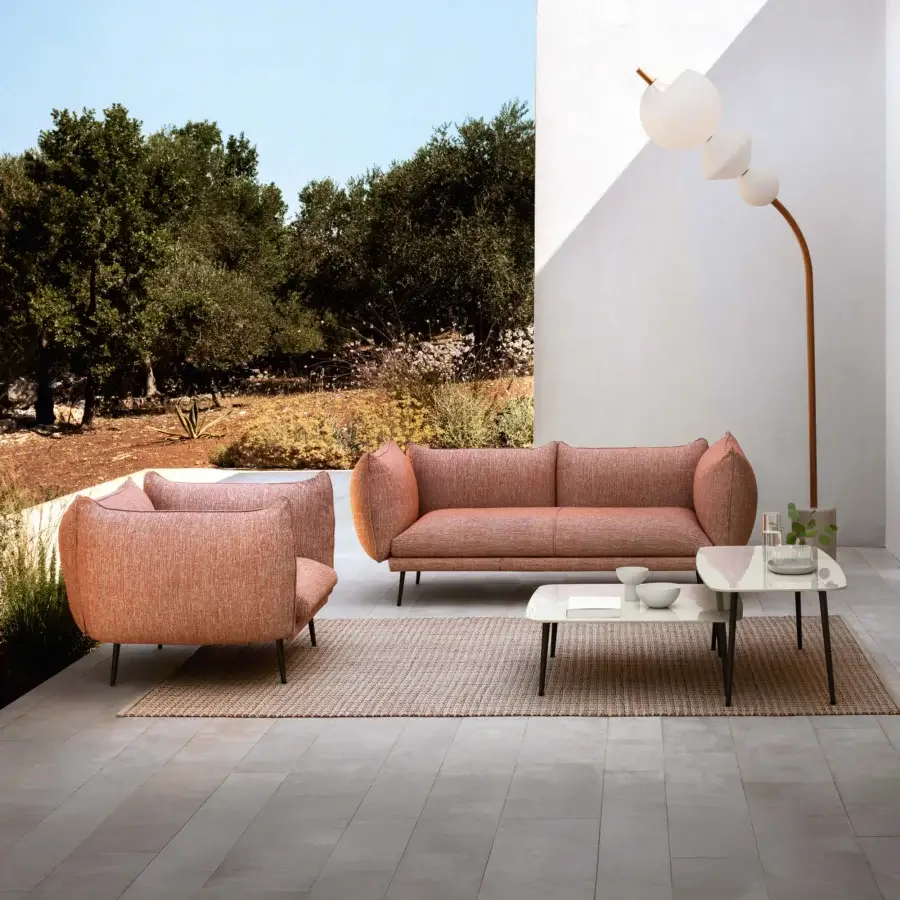 Distinguished MY YOUR Piuma coffee table with white marble-effect tabletop and sleek black matte aluminum frame