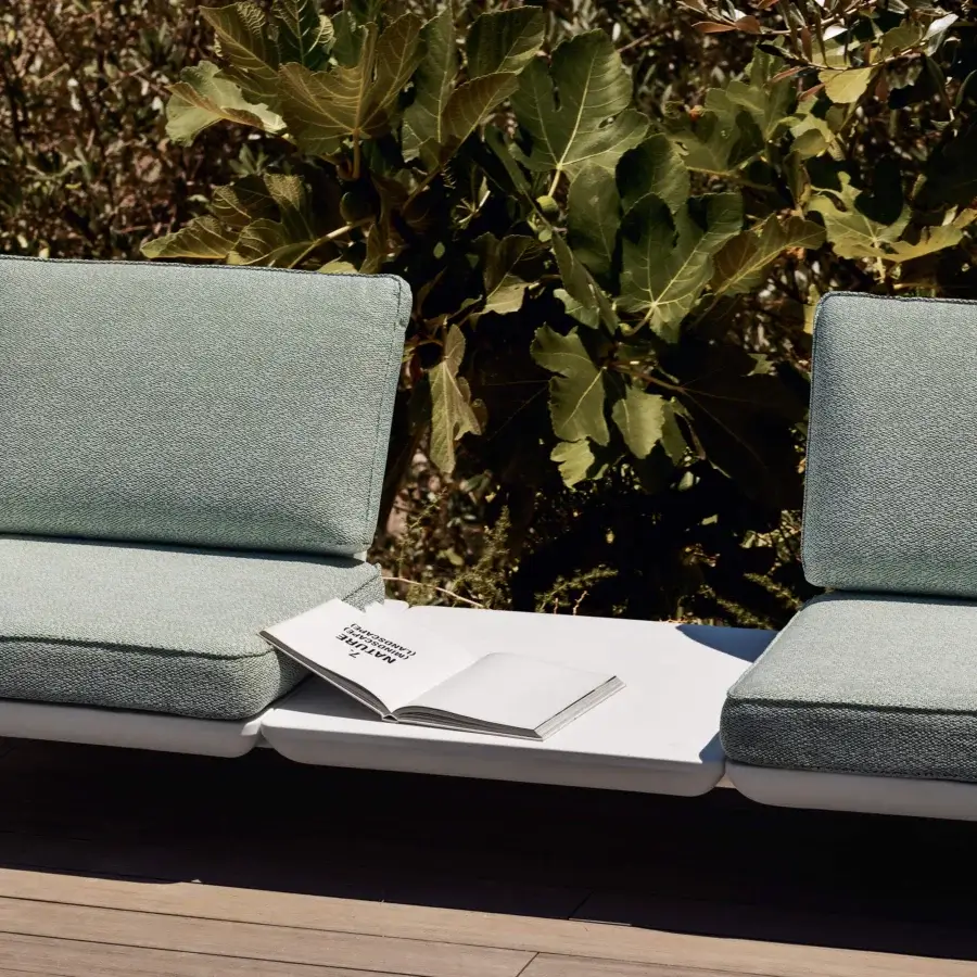 Elegant MY YOUR Samurai sofa with a water-repellent teal textile and off-white cushions built with a recyclable Poleasy® base