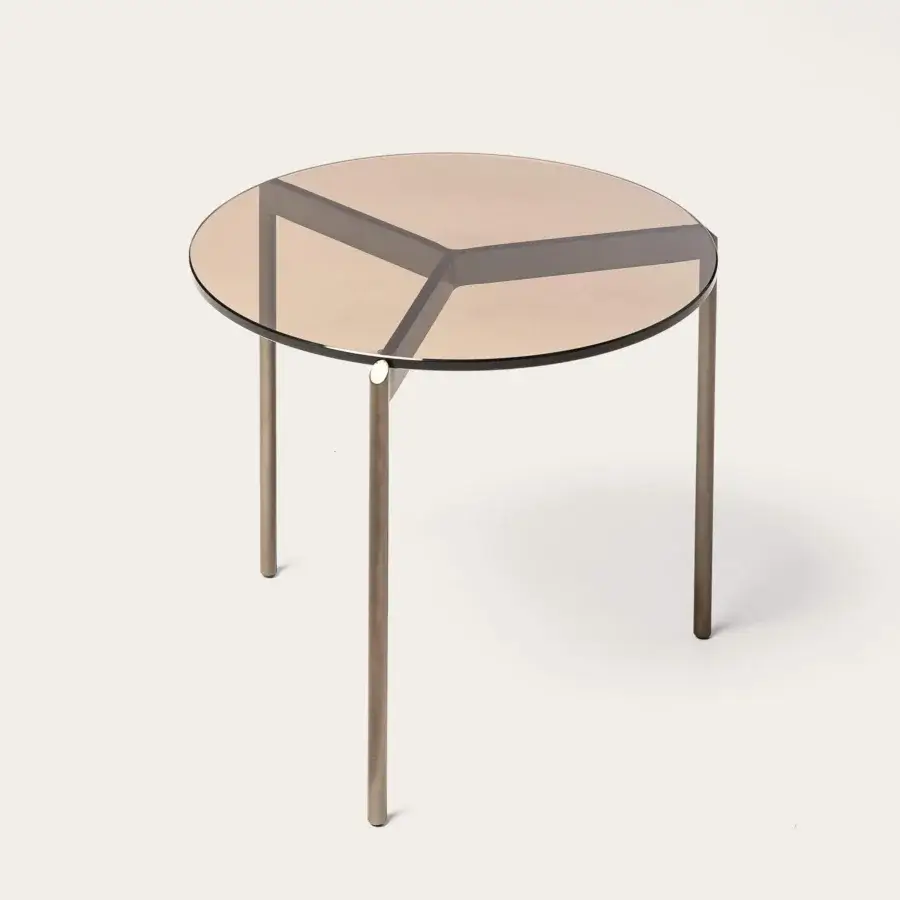 Superior Shake Lily coffee table with varnished steel structure and brownish tinted tempered glass top