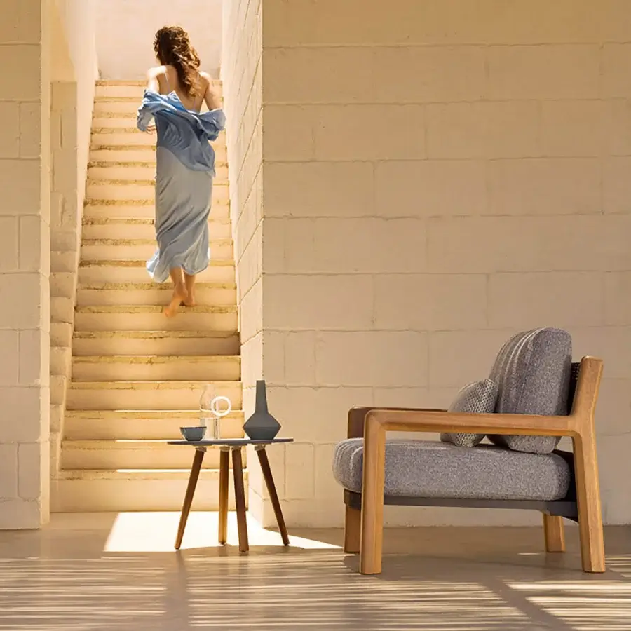 Elegant Varaschin Gianna lounge chair with aluminum structure, Iroko wood sides, Desert finish and textured gray woven cushions