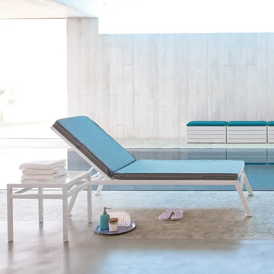 Elegant Varaschin Victor lounger with lightweight aluminum and durable blue Batyline fabric, finished in matte white