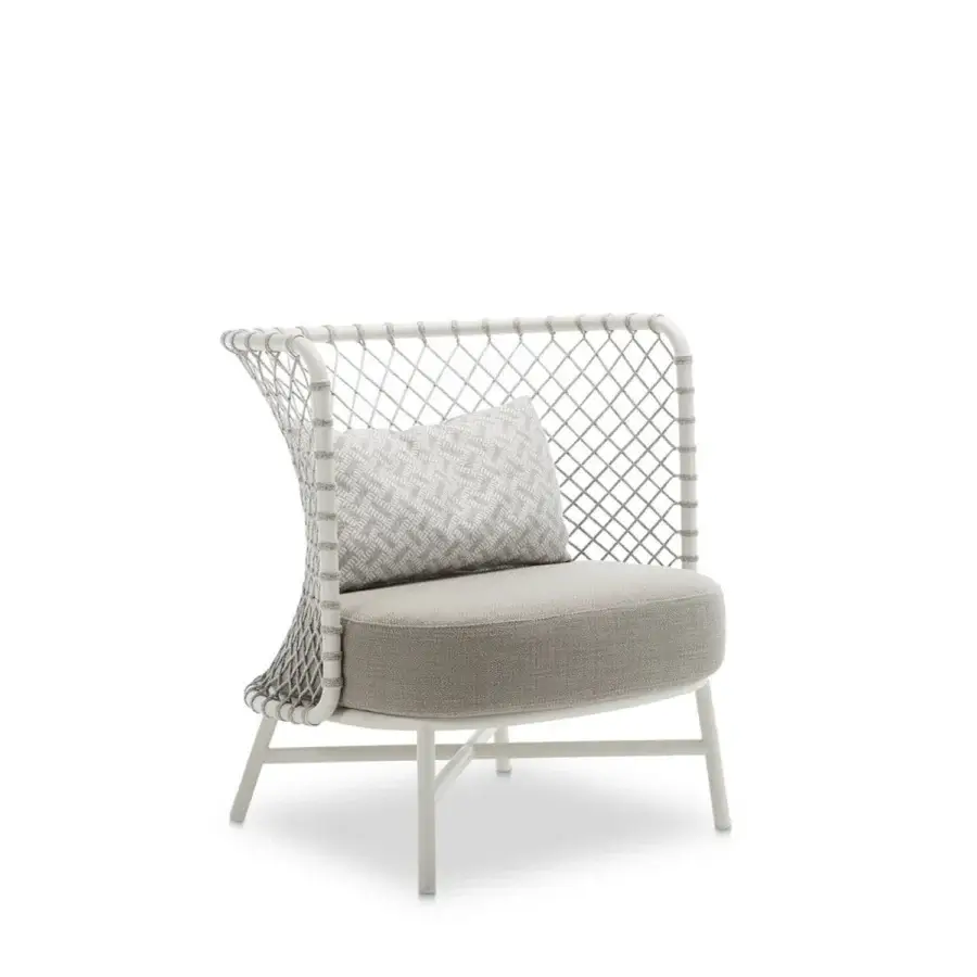Superior Roberti Rattan Charme lounge chair with a white powder-coated steel frame and neutral gray textured Flat Trendyrope weave