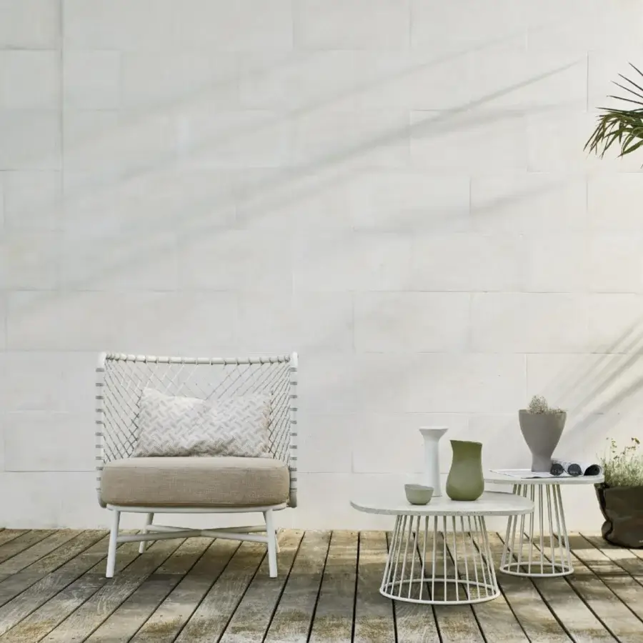 Elegant Roberti Rattan Charme lounge chair with woven Flat Trendyrope backrest and crisp white powder-coated 304 steel frame