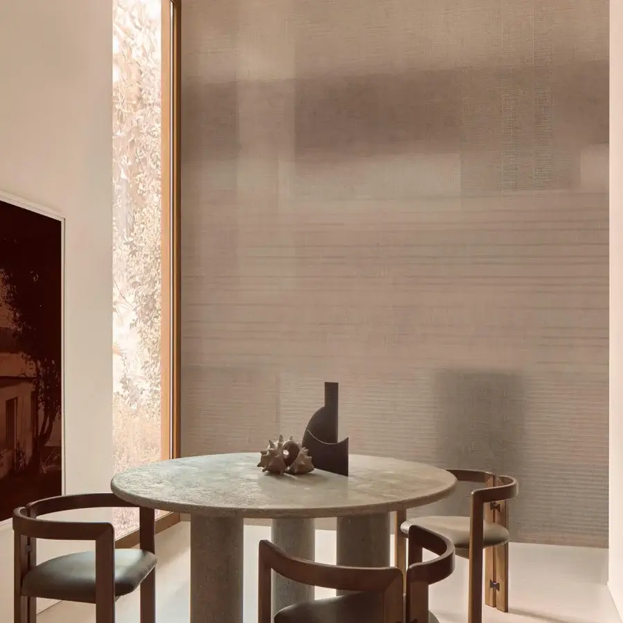 Distinguished Wall&Decò Sussurro wallpaper with a fabric-effect finish in a warm beige tone and gentle gradient