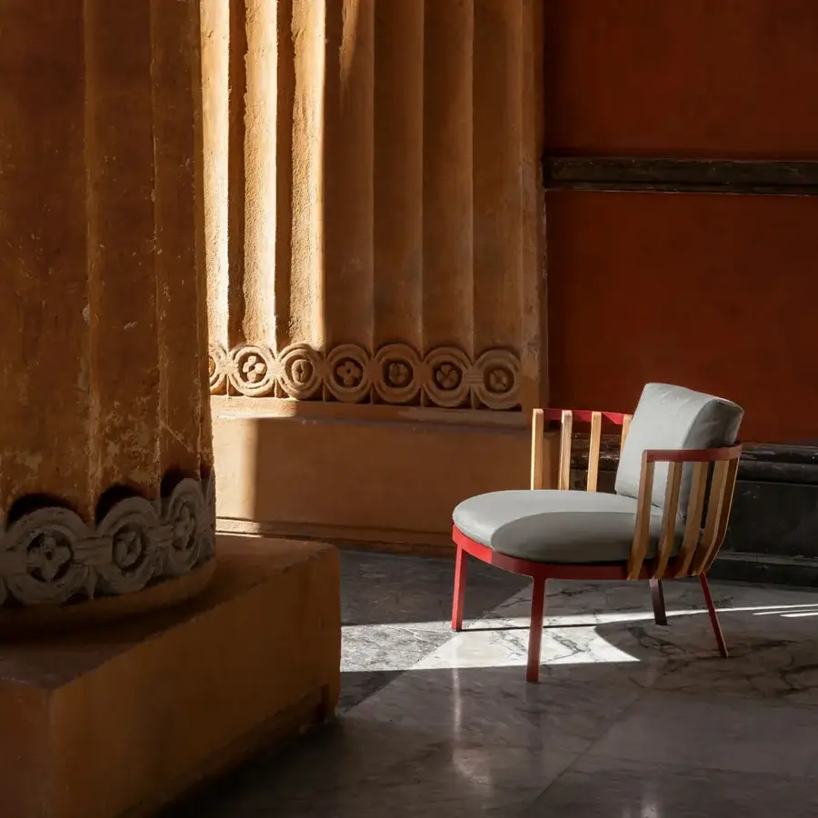 Sophisticated Ethimo Swing lounge chair with reddish-brown metal, light teak armrests and gray textile upholstery