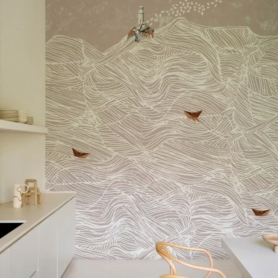Superior Wall&Decò Pharos wallpaper with wave-like lines and a distant lighthouse in warm beige and taupe d.ecodura™ with sand finish