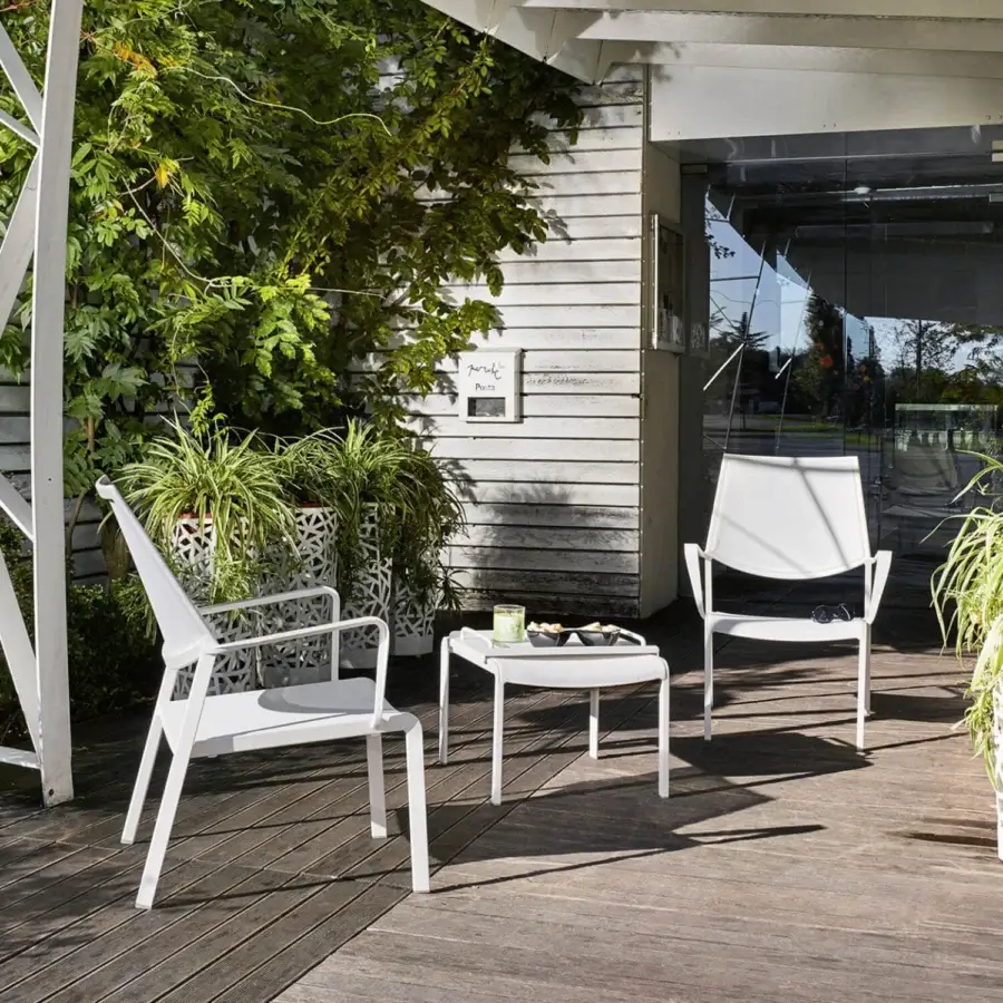 Refined Roberti Rattan Samba Rio lounge chair with powder-coated aluminum and durable textilene construction