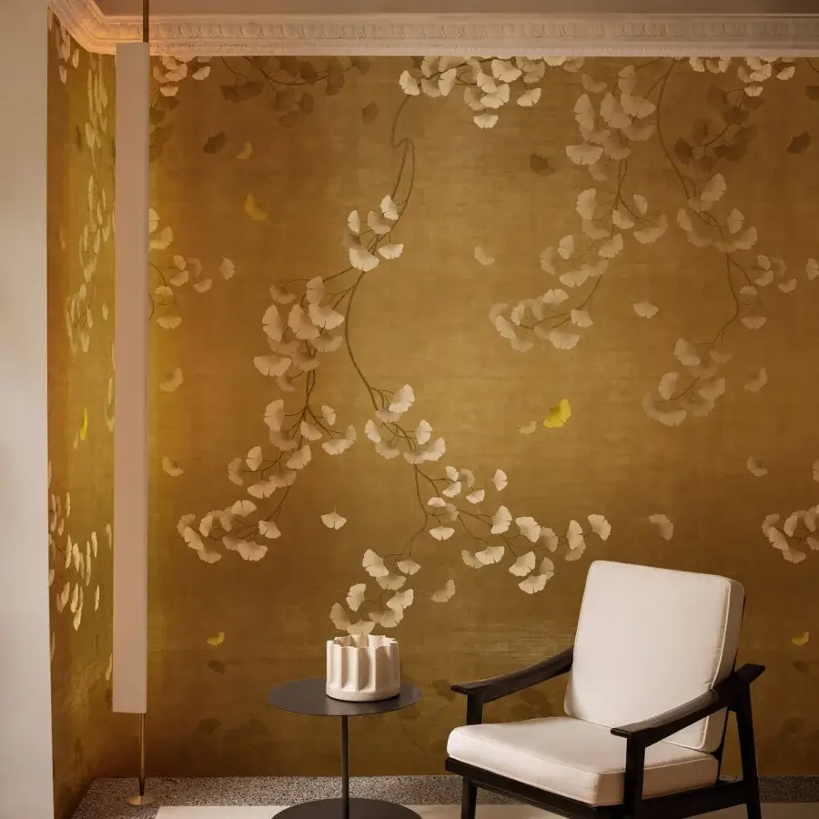 Captivating Wall&Decò Jinko wallpaper with delicate ginkgo leaves and branches in off-white and golden yellow-brown bio-vinyl with d.TW finish