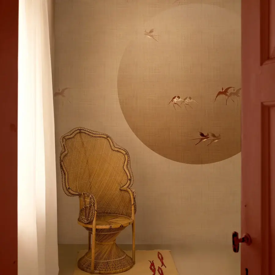 Superior Wall&Decò A New Day wallpaper in light beige with reddish-brown bird silhouettes and a d.TW fabric-effect finish