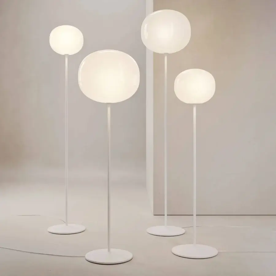 Elegant Lodes Volum floor lamp with a glossy white finish and organically shaped blown glass shade
