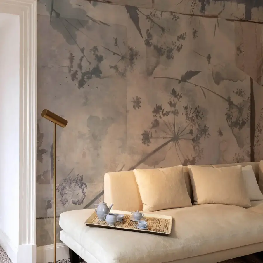 Elegant Wall&Decò Hortorium wallpaper with faded watercolor floral motifs in muted gray and beige on organic bio-vinyl with d.TW finish