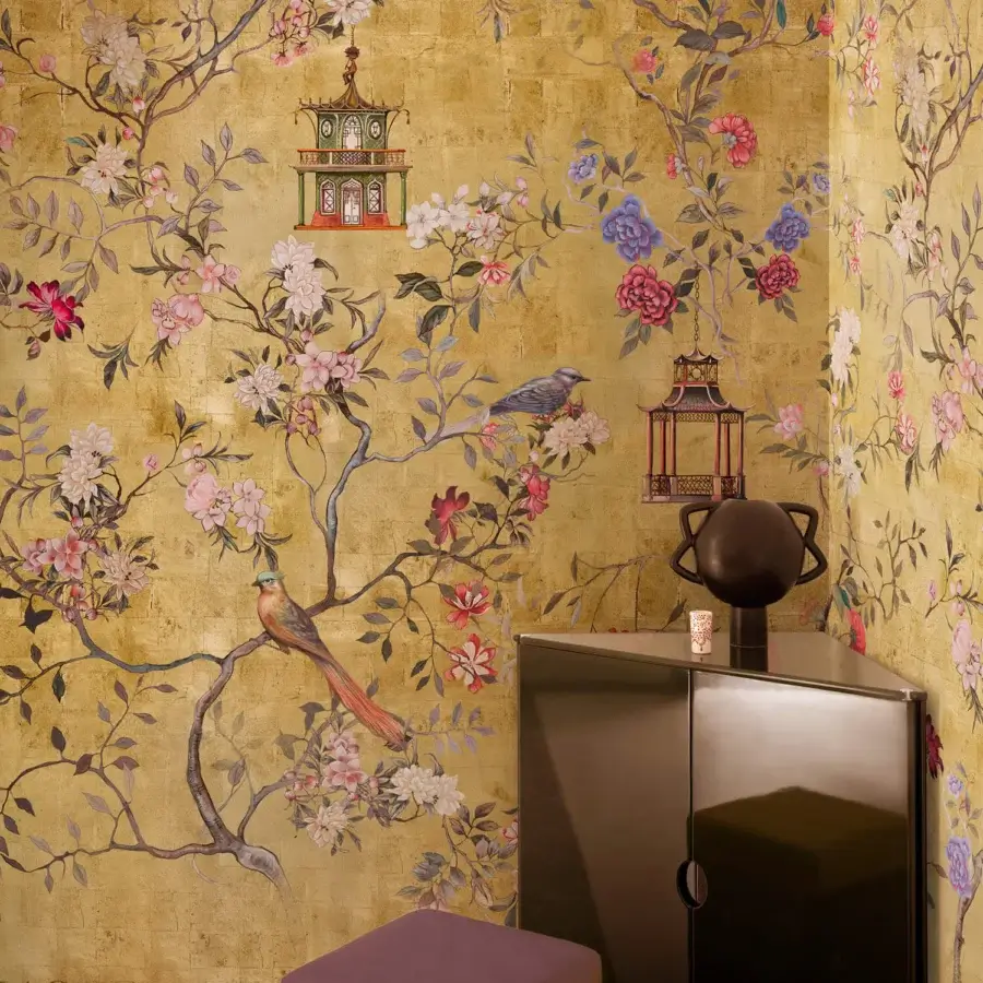 Superior Wall&Decò Oriental Gold wallpaper in warm gold tone with delicate flowering branches and fabric-like d.TW d.ecodura™ Texture finish
